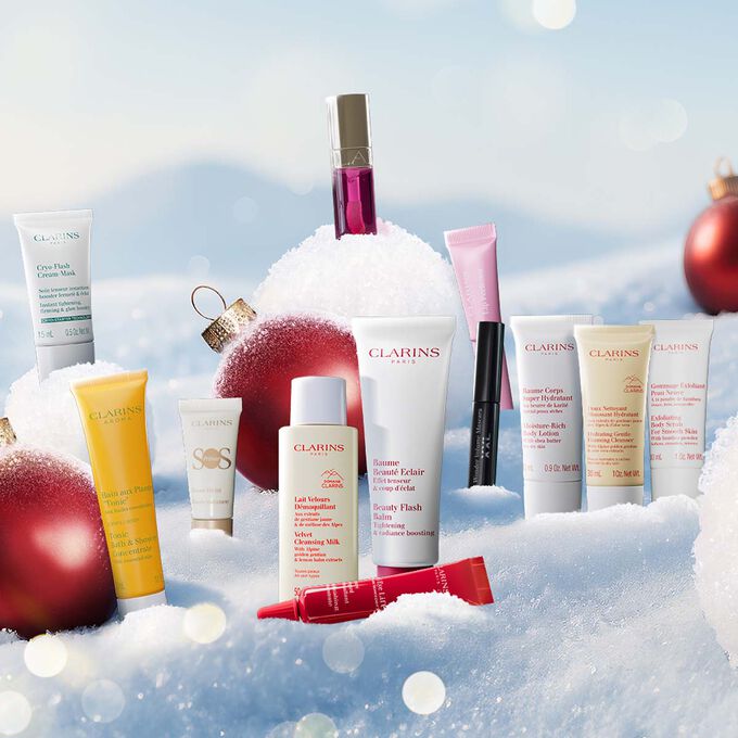 Packshot af 12 Days Makeup julekalender med 2 produkter i fuld størrelse, 7 prøvestørrelser og 3 minis fra Clarins' essentials sortiment