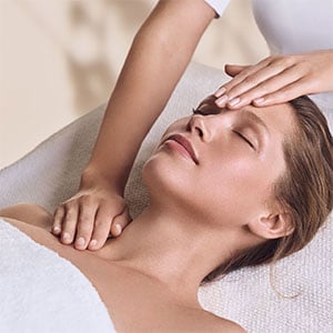 Relaksujący zabieg na twarz olejkami aromaterapeutycznymi
