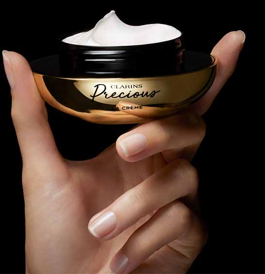 La Crème packshot in hand