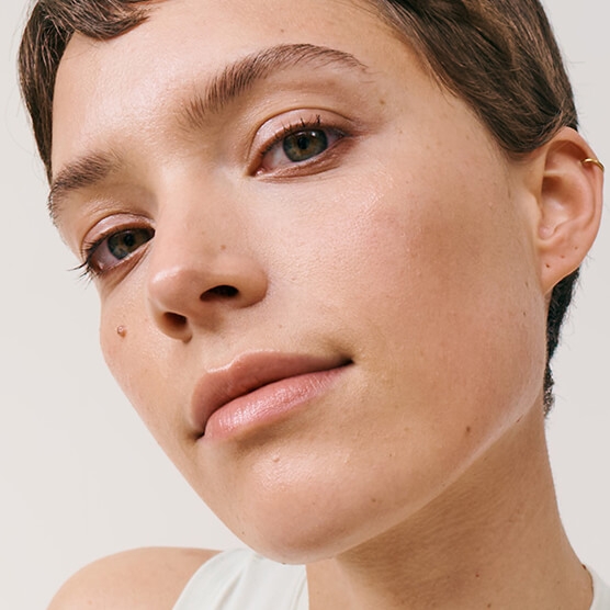 Model wearing Double Serum Foundation